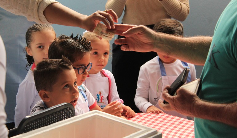 Feira do Empreendedor: Uma Experiência Mão na Massa no Colégio Cristão Aquas